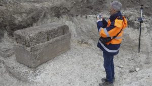 Ahli Bongkar Sarkofagus Romawi di tempat Prancis, Isinya Perempuan Spesial