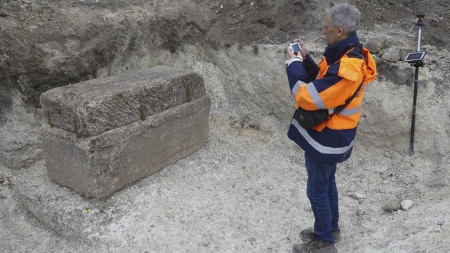 Ahli Bongkar Sarkofagus Romawi di tempat Prancis, Isinya Perempuan Spesial