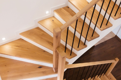 Ini Dia Tips & Trik Membersihkan Tangga Sesuai dengan Materialnya